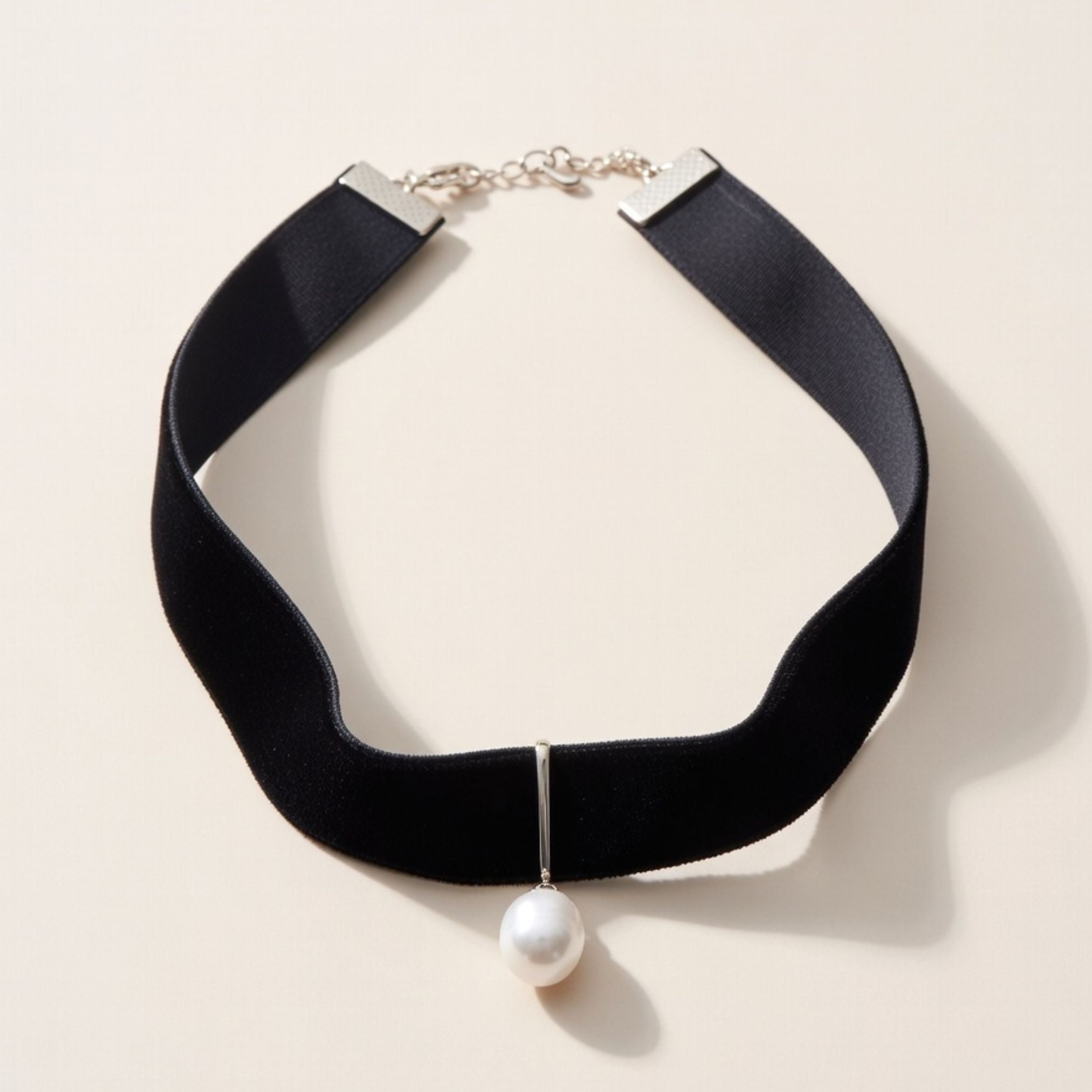 Sample: The Noire Pearl Choker